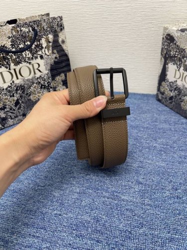 腰带P 35 毫米棕色粒面牛皮革 编号: 4333Rutam_H00M。 这款腰带采用棕色粒面牛皮革精心制作，饰以复古银色饰面黄铜针扣，彰显优雅时尚风范。宽度
