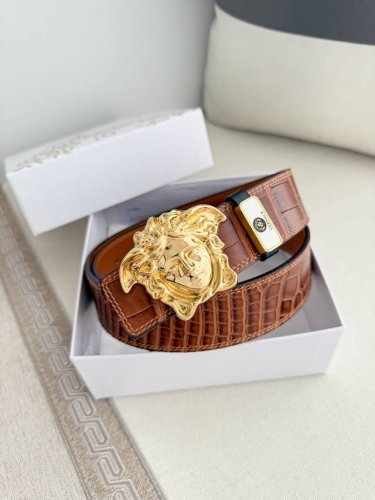 品名：Versace.范思哲原单腰带 皮带 型号：挂扣，经典人头纯钢材质扣头，头层牛皮，图片实物拍摄 材料：百分百头层牛皮，保证真皮。24K纯钢扣双面可用专柜同