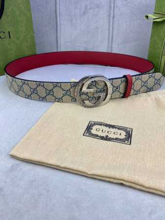 宽度4.0Cm Gucci 双面腰带，一侧为gg Supreme帆布，反面一侧为枣红色头层小牛皮。配以互扣式双g钢扣采用真空电镀 厚度6.0Mm - 点击图像关闭