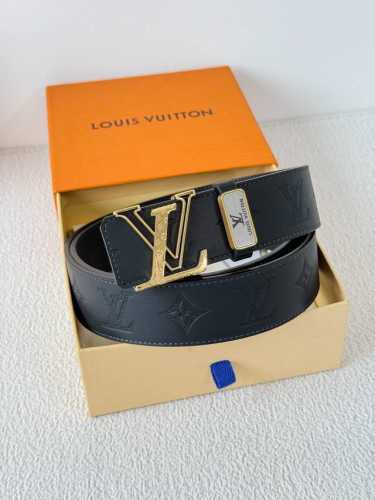品名： Lv..路易..威登腰带皮带原单 型号：挂扣，经典纯钢材质挂扣，头层牛皮，图片实物拍摄 材料：头层牛皮，挂扣系列，纯钢材质扣头，钯镀电镀工艺永不掉色。经