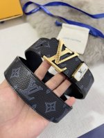 品名： Lv..路易..威登腰带皮带原单 型号：挂扣，经典纯钢材质花纹挂扣，头层牛皮，图片实物拍摄 材料：头层牛皮，挂扣系列，纯钢材质扣头，钯镀电镀工艺永不掉色