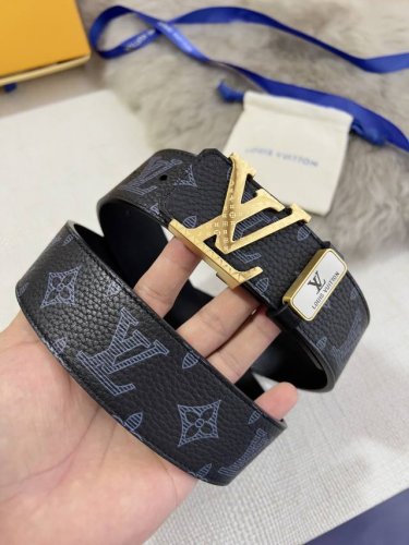 品名： Lv..路易..威登腰带皮带原单 型号：挂扣，经典纯钢材质花纹挂扣，头层牛皮，图片实物拍摄 材料：头层牛皮，挂扣系列，纯钢材质扣头，钯镀电镀工艺永不掉色