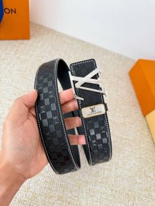 品名： Lv..路易..威登腰带皮带原单 型号：挂扣，经典纯钢材质挂扣，头层牛皮，图片实物拍摄 材料：头层牛皮，挂扣系列，纯钢材质扣头，钯镀电镀工艺永不掉色。原