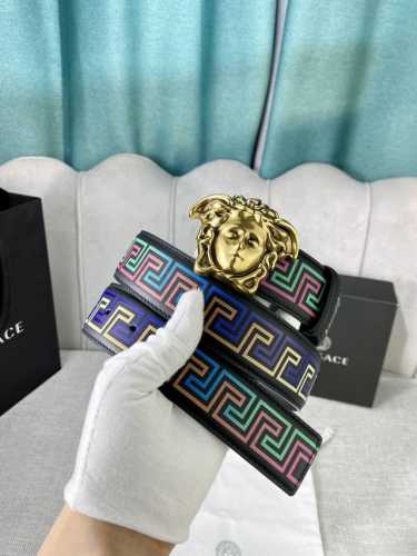 宽度4.0Cm Versace 范思哲 此款软皮腰带饰有个性3D美杜莎腰带扣 设计大胆而又百搭 双面可用 一面为单色 一面饰有新款palazzo Greca N