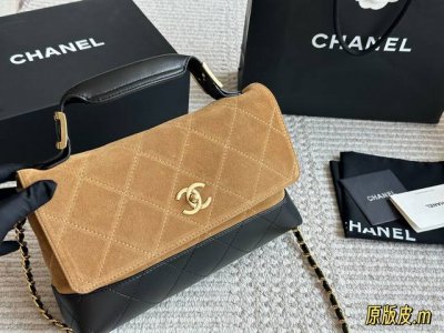 原版皮 今期Chanel終於出爆款了... 剛 上新的Chanel手工房系列中最熱度最高的應是包包了;特別是掠皮小牛皮的大包包了 說真的今期的包包款是特別多,拼