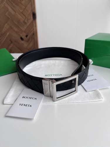 Bv 2025新款男士编织腰带 双面用 纯手工Intreccio大格子编织 双面意大利小牛皮搭配微复古银色可旋转方形扣 正面有标识 宽度35Mm 颜色: 黑色黑