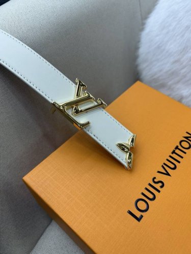 Lv 路易威登 3.0Cm双面腰带 专柜品质双面进口小牛皮,可双面使用.纯铜五金扣。配件深受品牌辉煌的经典设计所影响，得以重新诠释 支持专柜芯片防伪感应验证