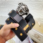 范思哲，宽4.0Cm此款双面腰带采用光滑的Saffiano皮革制作，并配有3D美杜莎腰带扣。一面为单色设计，另一面饰有Tabloid印花。此款印花既是对当下名人