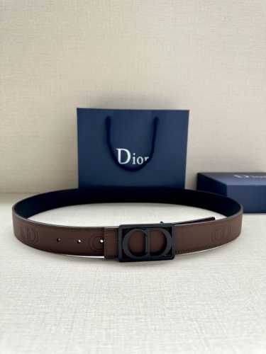 宽度3.5Cm Dior 这款腰带扣是春、秋季新品，采用金属覆层纯不锈钢打造镂空金属饰牌，中间突显 Cd Icon 标志。可与各式 35 毫米腰带搭配，提升格调