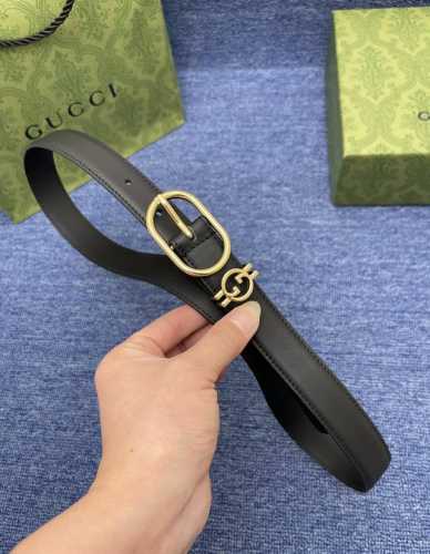 品牌 古驰 Gucci 描述 采用高级gucci Signature真皮精制而成，触感厚实，饰以双g商标带扣。腰带为意大利尺寸，请在购买前参阅腰带尺寸指南. 原