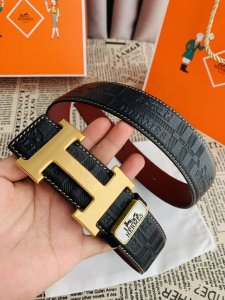 品名： 爱玛仕.Hermes原单 型号：挂扣，经典H拉丝纯钢质扣头，图片实物拍摄 材料：双面头层牛皮，挂扣系列，纯钢质扣头，钯镀电镀工艺五金永不掉色。带身可双面