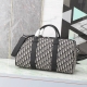 Dior Oblique 行李包9053 Dior Oblique 图案提花行李包是时尚的超大号手提包。标志性的米色与黑色 Dior Oblique 图案提花提