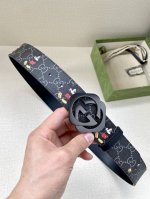 特 宽度4.0Cm Gucci 米奇动漫图案是gucci的标志性元素之一，在这款配饰中焕新演绎为卡通风格设计。这款腰带融合了经典米奇元素和双g图案，突显品牌悠久