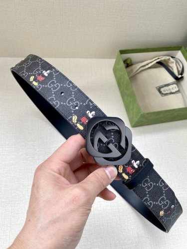 特 宽度4.0Cm Gucci 米奇动漫图案是gucci的标志性元素之一，在这款配饰中焕新演绎为卡通风格设计。这款腰带融合了经典米奇元素和双g图案，突显品牌悠久