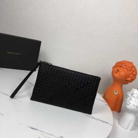 中号配盒子 Bv男士手包遵循传统手工艺精选打蜡牛皮材质 手工编织既可以作为钱包也可以当手包使用简洁款式 包身全编织 实用手带秘袋口拉链 内里拉链Size：30* - 点击图像关闭
