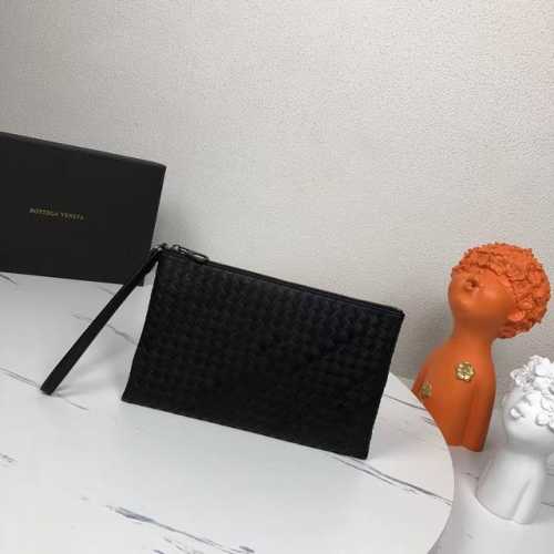 中号配盒子 Bv男士手包遵循传统手工艺精选打蜡牛皮材质 手工编织既可以作为钱包也可以当手包使用简洁款式 包身全编织 实用手带秘袋口拉链 内里拉链Size：30*