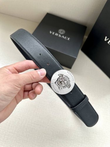 宽度4.0Cm Versaec 范思哲 此款时尚腰带由柔软的小牛皮革制成，饰有立体美杜莎原单钢扣 五金采用真空电镀 。