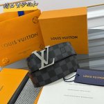 lv Dimension 双面腰为深邃皮革压印 Monogram 图案，翻转即现细腻平滑的一面，于优雅之中流露沉稳气韵。瞩目 Lv 字母搭扣以渐变色调勾勒轮廓，