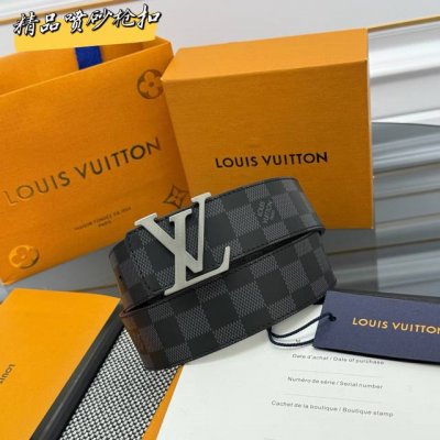 lv Dimension 双面腰为深邃皮革压印 Monogram 图案，翻转即现细腻平滑的一面，于优雅之中流露沉稳气韵。瞩目 Lv 字母搭扣以渐变色调勾勒轮廓，