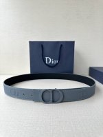 宽度3.5Cm Dior 这款腰带扣采用灰色 哑光涂漆饰面不锈钢精心制作，展示Cd Icon 标志。可与各式35毫米腰带搭配，提升格调，打造优雅精致的造型。