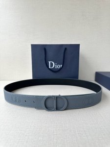宽度3.5Cm Dior 这款腰带扣采用灰色 哑光涂漆饰面不锈钢精心制作，展示Cd Icon 标志。可与各式35毫米腰带搭配，提升格调，打造优雅精致的造型。