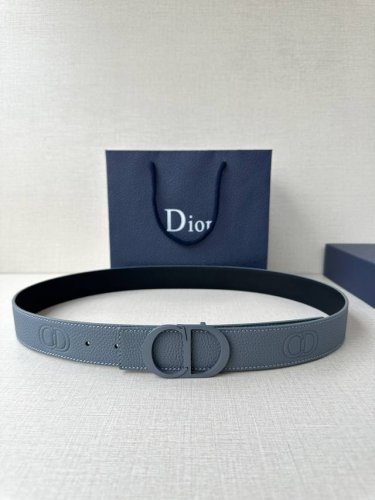 宽度3.5Cm Dior 这款腰带扣采用灰色 哑光涂漆饰面不锈钢精心制作，展示Cd Icon 标志。可与各式35毫米腰带搭配，提升格调，打造优雅精致的造型。