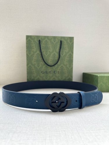 Gucci 宽度4.0Cm 这款单品将品牌的过去与未来贯通在一起，以现代风格的全新设计诠释了经典设计元素。Guccio Gucci字母交织图案巧妙融入纹理和材质