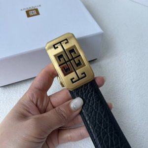 特 品牌：纪梵希新款进口小牛皮，手感细腻柔软。搭配纯钢自动精品钢扣，男士必备！宽度：3.5Cm
