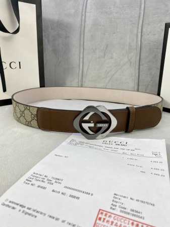 宽度4.0Cm Gucci 这款腰带在早秋系列中惊艳亮相，采用以标志性米色乌木色组合呈现的品牌双G字母交织图案，与黑色皮革材质相得益彰。双G菱形砂扣采用做旧效果 - 点击图像关闭