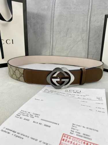 宽度4.0Cm Gucci 这款腰带在早秋系列中惊艳亮相，采用以标志性米色乌木色组合呈现的品牌双G字母交织图案，与黑色皮革材质相得益彰。双G菱形砂扣采用做旧效果