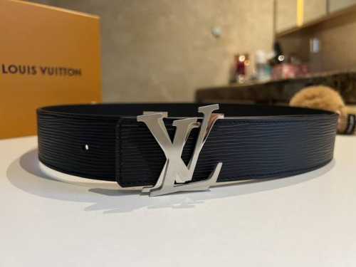 特 Lv Shake 40毫米双面腰带全新加入男士服饰系列，以微微倾斜的lv Shake搭扣为经典设计注入灵动气息，释放青春活力的同时见证精湛工艺。双面设计，腰