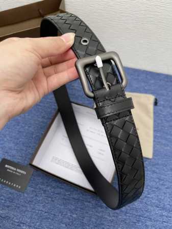 Bottega、Venta 葆蝶家 这家的产品上没有任何的Logo，但是人们还是可以一眼辨认出来，独特的Intrecciato编织技术非常独特，五金相呼应的编织 - 点击图像关闭