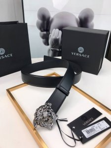 此款皮革腰带饰有标志性的Versace美杜莎头像搭扣，彰显品牌格调。是一款精美的衣橱必备单品。4.0Cm宽，