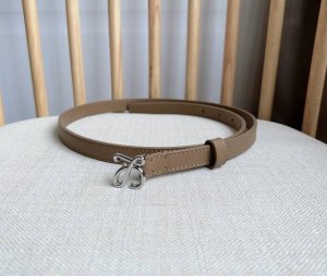 Loewe 罗意威 专柜最新同款腰带 选用光滑牛皮革腰带 饰以金属anagram Pebble针扣五孔调节 卓越的工艺 个性的造型 精美的材质 宽:1.5