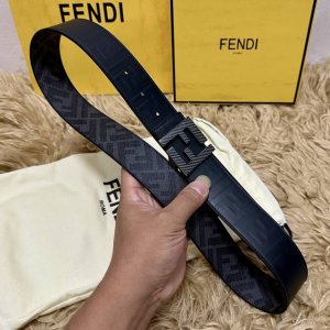 Fendi 芬迪 专柜同款 宽4.0Cm 双环正反用腰带 Ff按钉搭扣 黑色Cuoio Romano皮革材质 反面面料带有烟草黄和黑色Ff图案 四方金属饰面 时