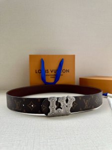 4.0宽 Lv Dimension 双面腰带将创意传承与华美街头风范共冶一炉，彰显创意总监 Pharrell Williams 的时尚远见。Monogram 帆