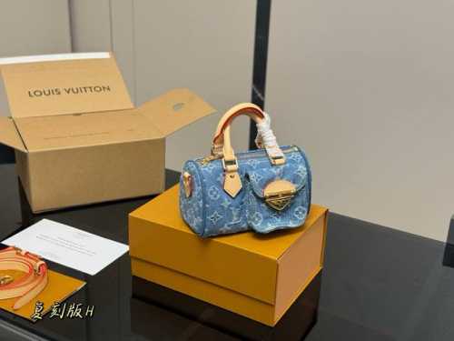 配折叠盒飞机盒 Size:17*11Cm Lv 新出的牛仔Nano Speedy 真的好可爱 感觉比老花更显年轻 看着很Mini但可以放得下钱包，口红，手机 I
