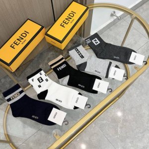 配包装 一盒五双 Fendi 芬迪大F新品男女款秋冬款中筒袜子超级经典的双F标志，纯棉材质制造，透气舒适，超级Nice超火爆小单品，大牌出街，潮人必备超好搭