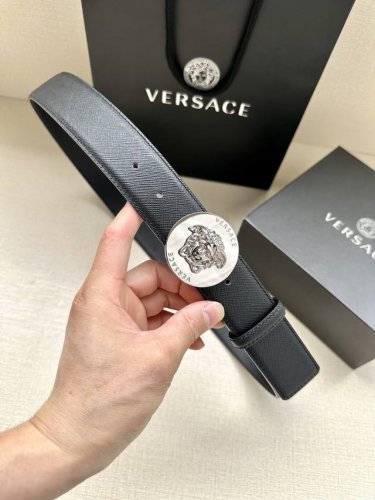 特 宽度4.0Cm Versaec 范思哲 此款时尚腰带由柔软的小牛皮革制成，饰有立体美杜莎原单钢扣 五金采用真空电镀 。