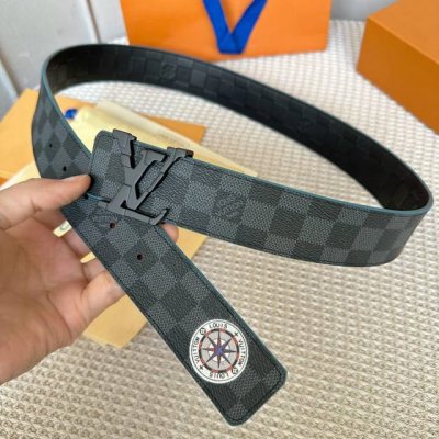 寬度：40Mm Lv Pyrmide Truck L Oeii雙面腰帶 進口面料飾有藍色標誌性圖案 襯托進口柔軟小牛皮底壓格紋 整體相呼應 全新搭扣 締造獨特造