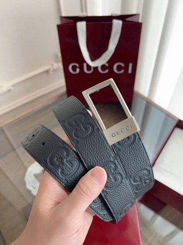 绝美Gucci 方扣男士新款腰帶 專櫃同步 寬3.5厘米 帶身经典压花-拼進口硅胶底黑色 精緻真空電鍍雙G鋼扣 雙面可用。