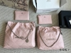 Chanel 垃圾袋 22手袋正品皮限定色粉色 皮质细腻有光泽，既柔软又耐磨，两者兼具 简简单单的外观却藏着不少设计师的高级设计，镂空的 Chanel Logo
