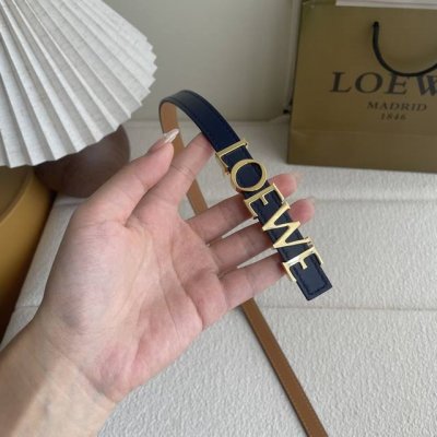 特 罗意威新款光滑牛皮革腰带，饰以金属Loewe标志，宽1.5Cm，五孔调节。颜色：宝蓝色