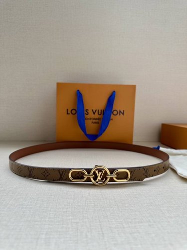 特 2.0宽 Lv Trio 双面腰带拼合细腻牛皮革和 Monogram 帆布，为中央金属搭扣聚焦 Lv Circle 标识 Monogram 花卉，雅致设计实
