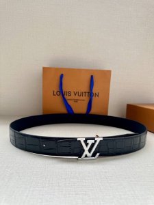 3.5宽Louis Vuitton 采用进口头层牛皮压鳄鱼肚皮搭配精致电镀钢扣头.底皮原版头层牛皮宽 做工精细，百搭，上身超好，品质一流 一件代发
