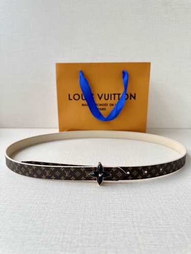 2.0宽 Lv Iconic 腰带令传统元素焕现摩登魅力。纤细尺寸可穿过束带圈或单独收拢腰线，Iconic 搭扣流露优雅格调，双面设计实现更多造型可能一面 Mo