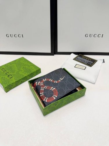 颜色 咖尺寸 11X9丝印图案短夹系列，采用Gg高级人造革精制而成，材料可分解，时尚之选