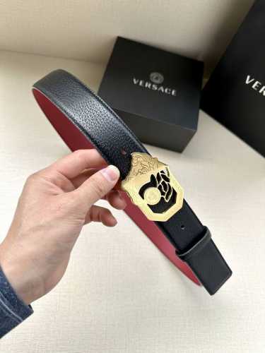 宽度4.0Cm Versace 范思哲 标志：腰带扣上的镂空美杜莎，赋予该款Palazzo腰带很高的辨识度。腰带采用饰有Mock Croc印花的柔软牛皮革制作。