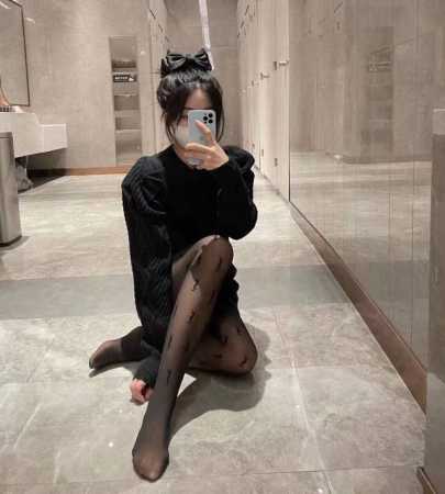 配包装 一盒1双 圣罗兰 经典植绒字母丝袜 欧美大牌裤袜一比一高版本制作，可以看得到的工艺！潮人秋冬必备单品！ - 点击图像关闭