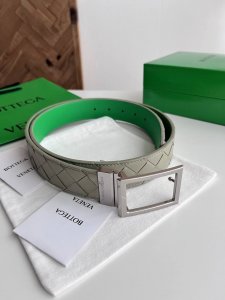 Bv 新款男士编织腰带 双面用 纯手工Intreccio大格子编织 双面意大利小牛皮搭配复古银色可旋转方形扣 正面有标识 宽度35Mm 颜色: 洞石绿鹦鹉绿